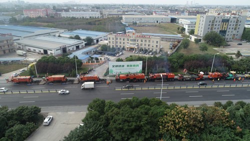 參會(huì)各單位代表現(xiàn)場觀摩就地?zé)嵩偕┕?jpg