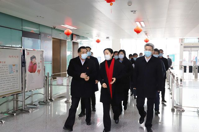 市領(lǐng)導(dǎo)至車站走訪慰問和疫情防控、保供應(yīng)保安全保暢通工作督查